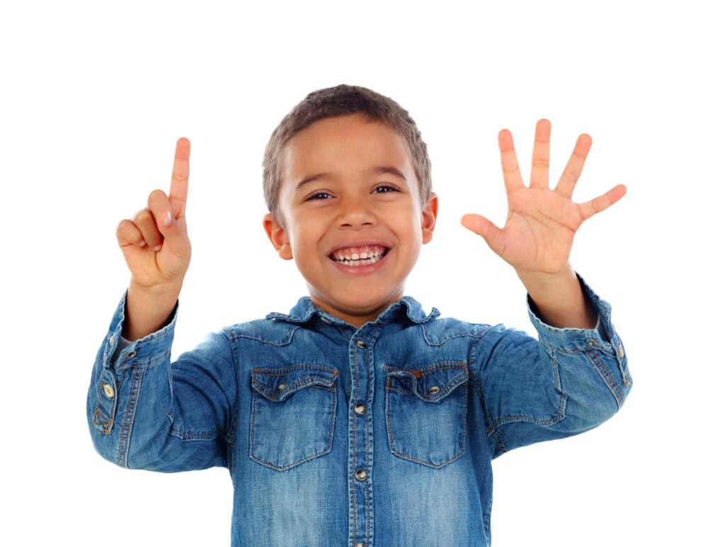 niño contando los numeros en alemán