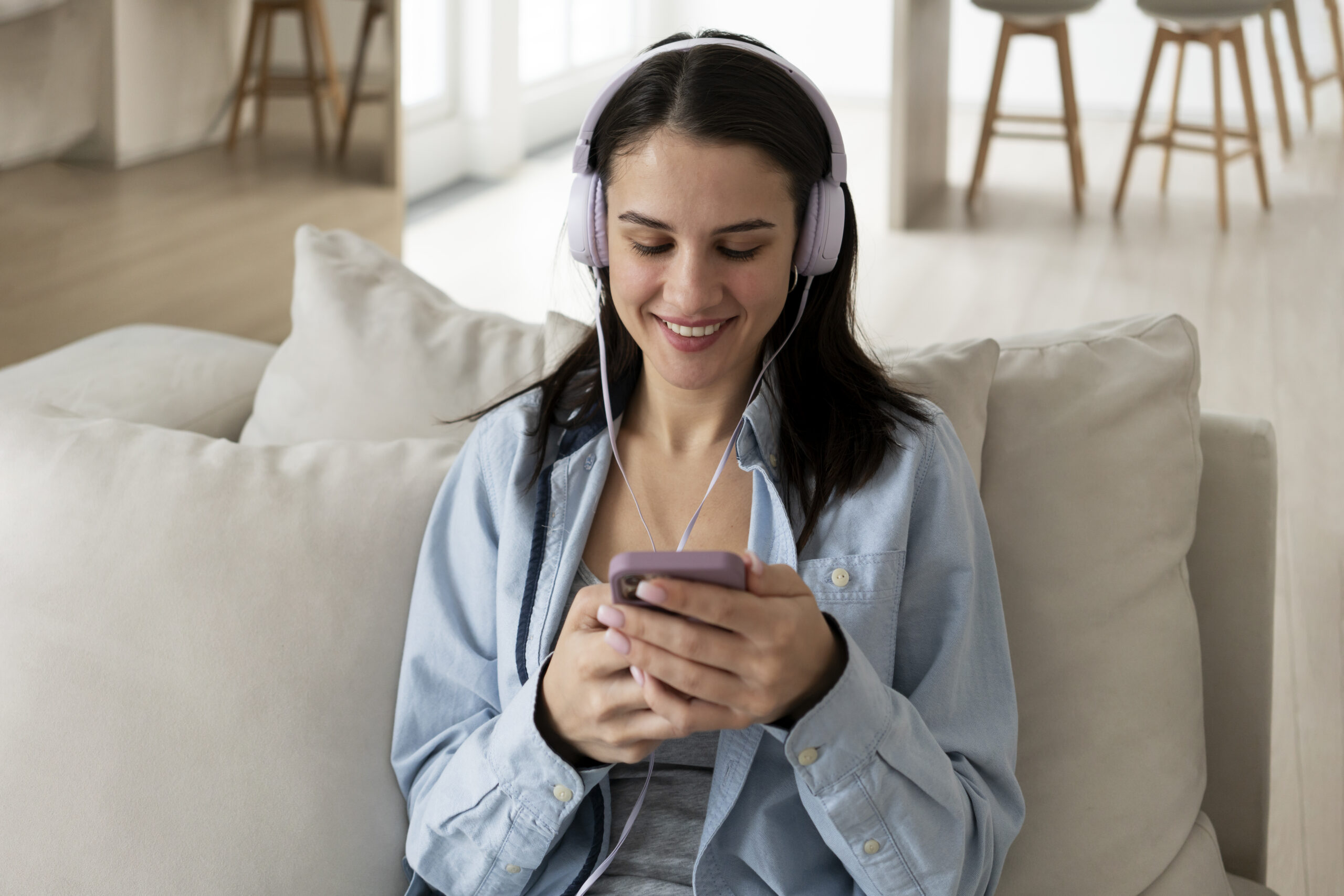 chica escuchando podcasts para aprender inglés