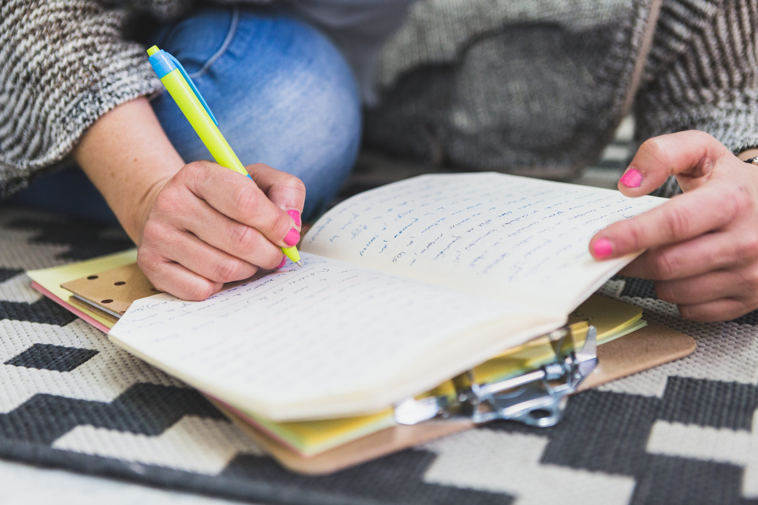 persona escribiendo en un cuaderno