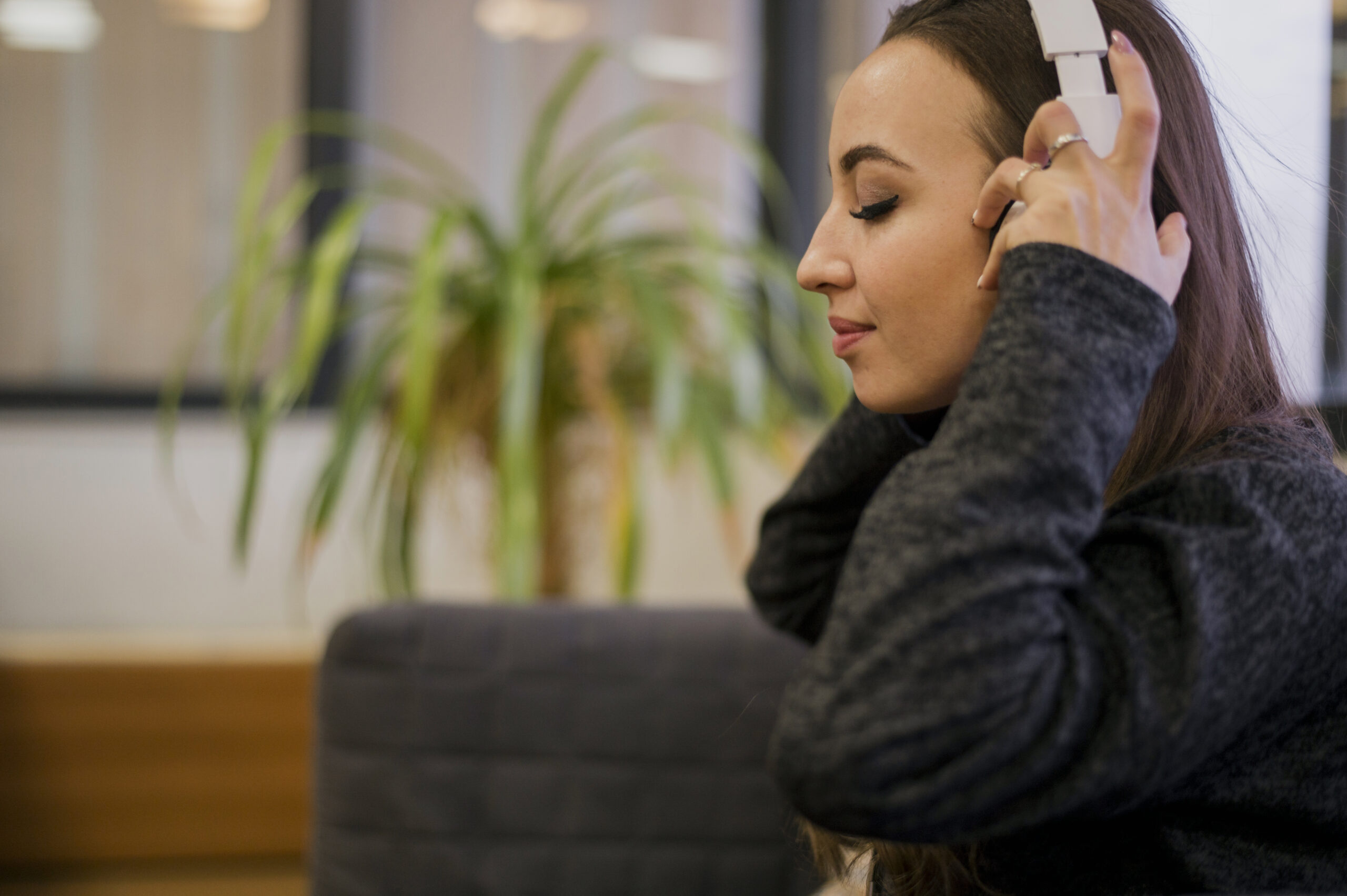chica con cascos escuchando musica