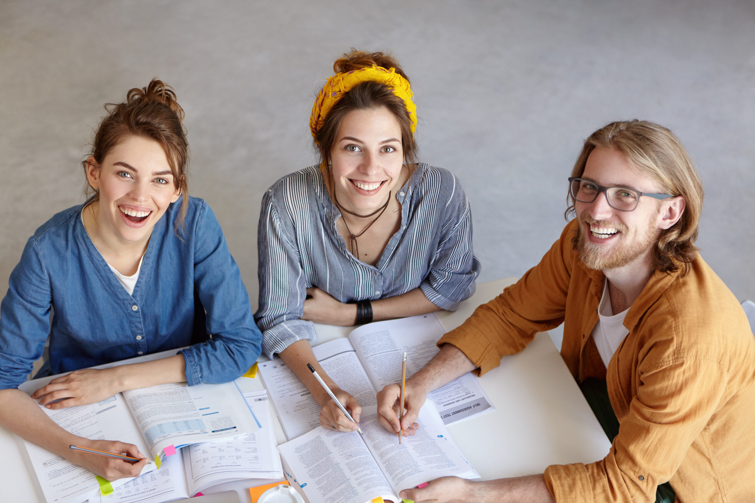 3 personas estudiando